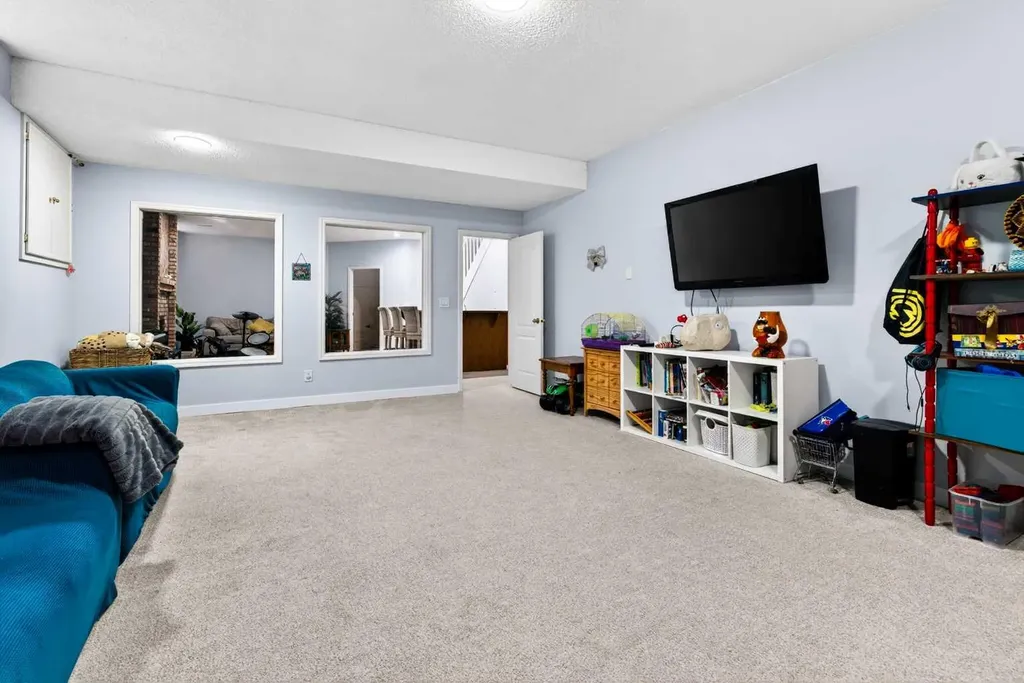 876 Shawnee Drive SW Calgary AB T2Y 1X3