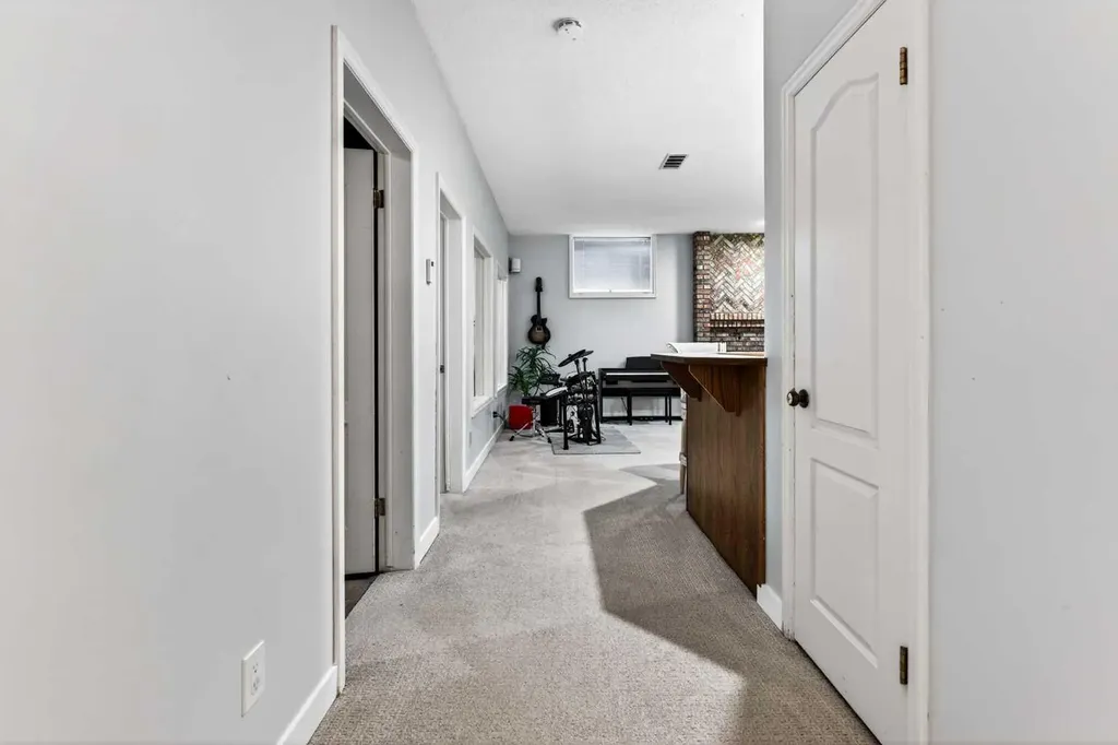 876 Shawnee Drive SW Calgary AB T2Y 1X3