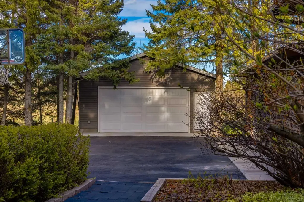 4 West Meadows Estates Road Rural Rocky View County AB T3Z 1M5