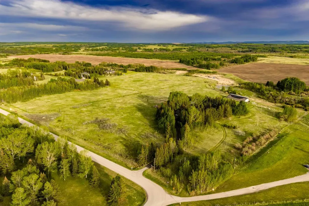4 West Meadows Estates Road Rural Rocky View County AB T3Z 1M5