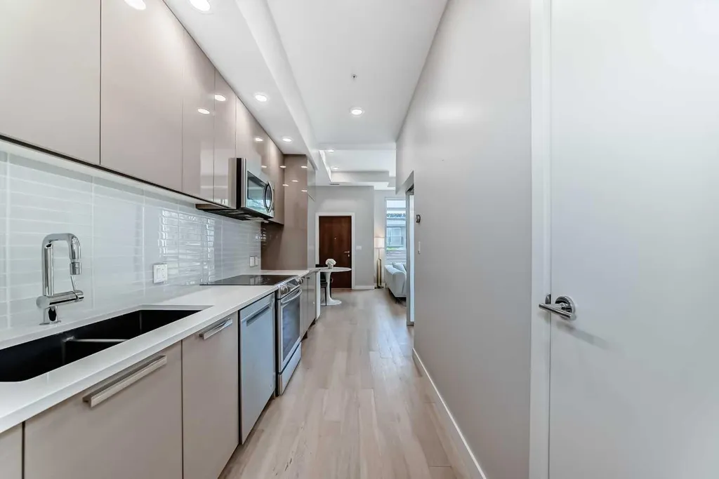 1234 5 Avenue NW Calgary AB T2N 0R9
