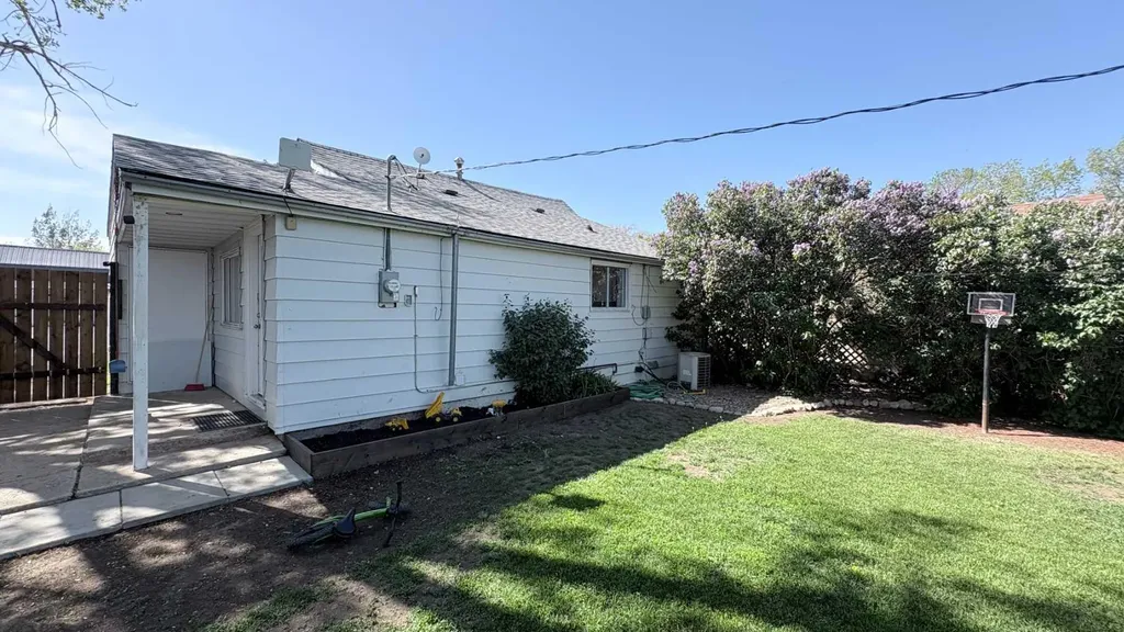 518 3 Street W Bow Island AB T0K 0G0