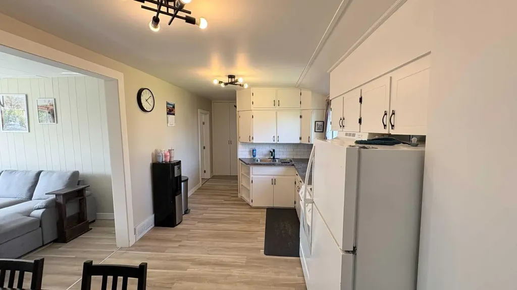 518 3 Street W Bow Island AB T0K 0G0
