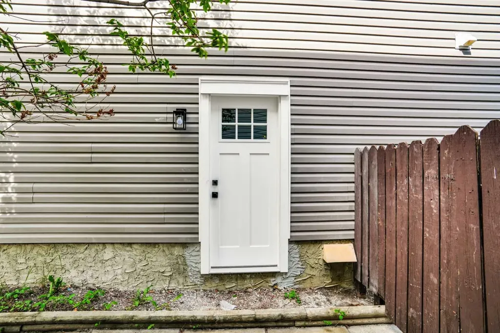74 Castledale Way NE Calgary AB T3J 2A2