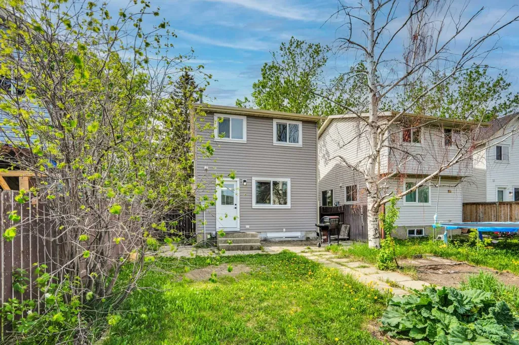 74 Castledale Way NE Calgary AB T3J 2A2
