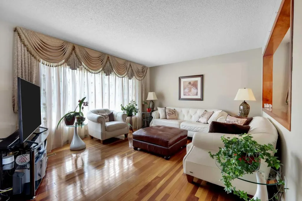 1296 Berkley Drive NW Calgary AB T3K 1S9