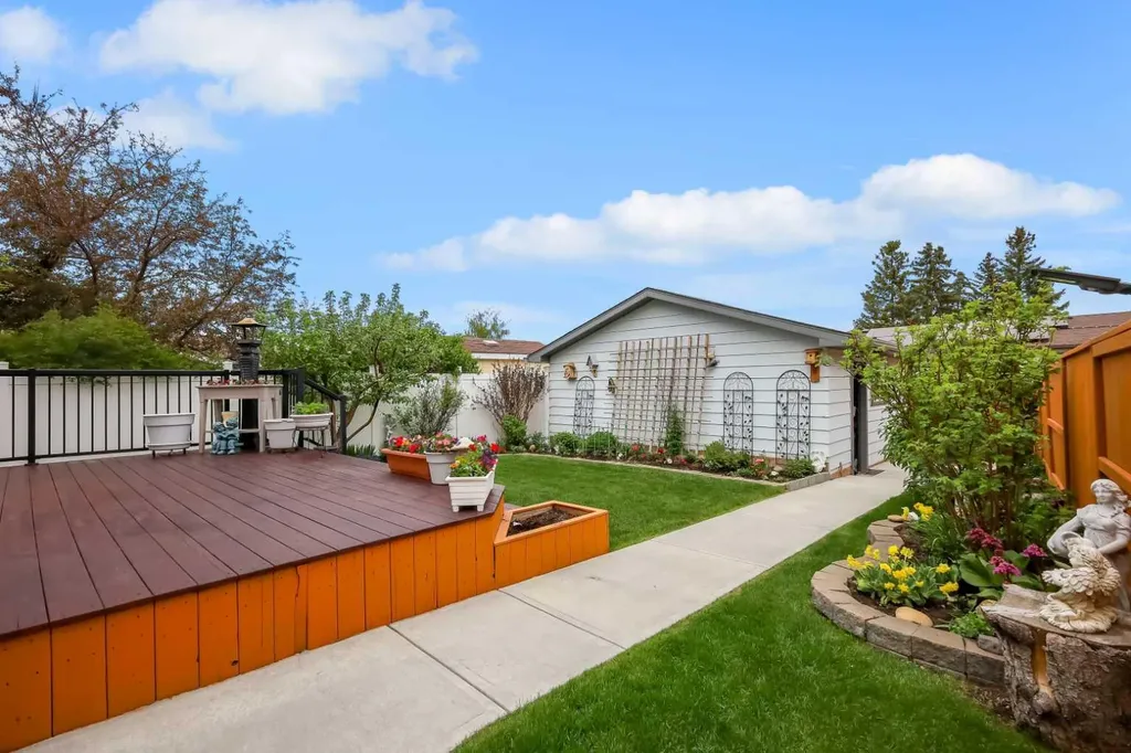 1296 Berkley Drive NW Calgary AB T3K 1S9