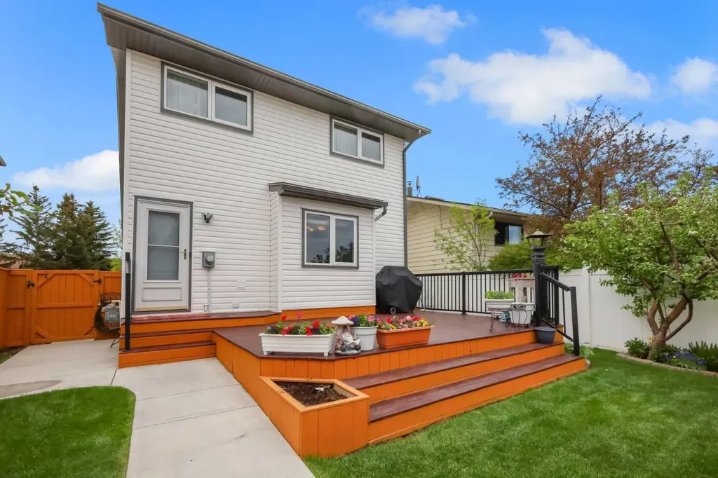 1296 Berkley Drive NW Calgary AB T3K 1S9