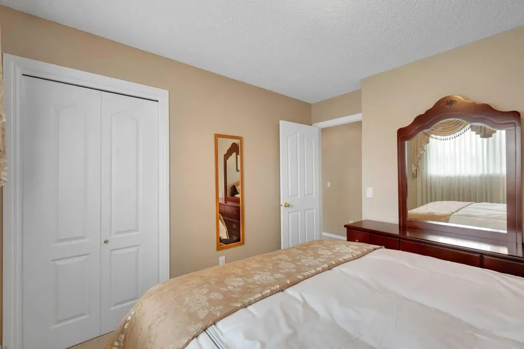 1296 Berkley Drive NW Calgary AB T3K 1S9