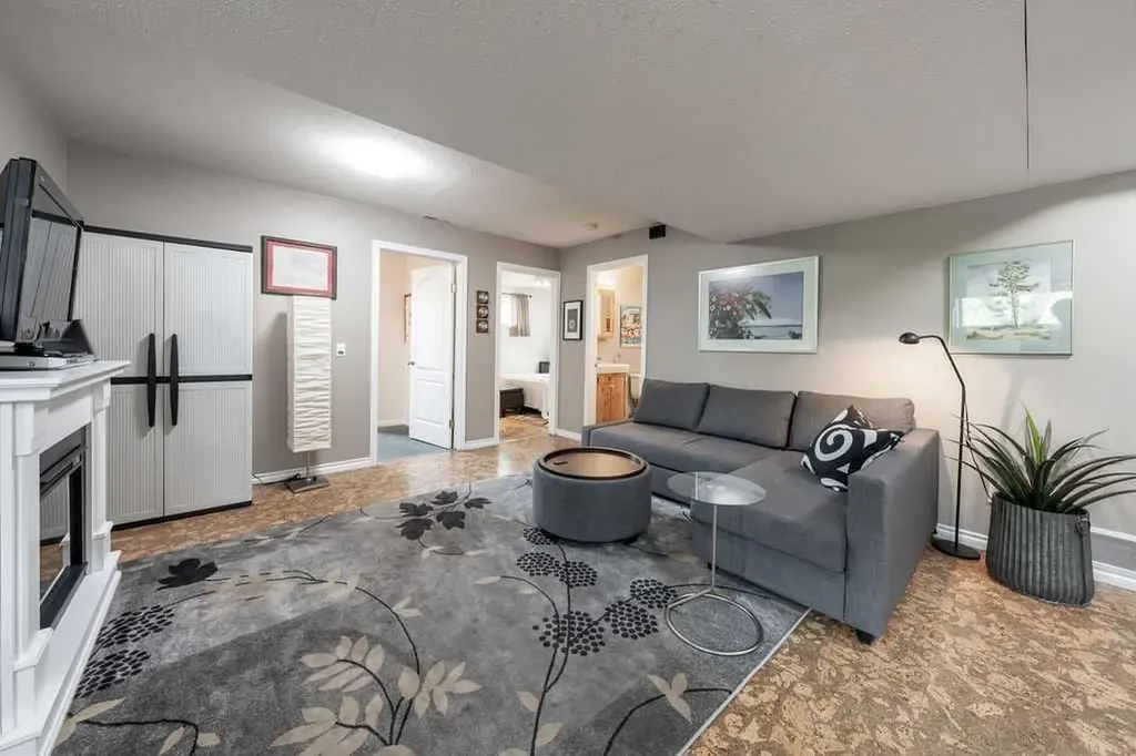 147 Silver Creek Mews NW Calgary AB T3B 5L2