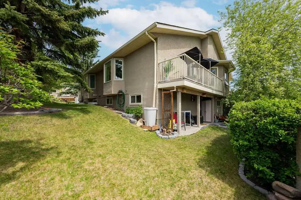 147 Silver Creek Mews NW Calgary AB T3B 5L2
