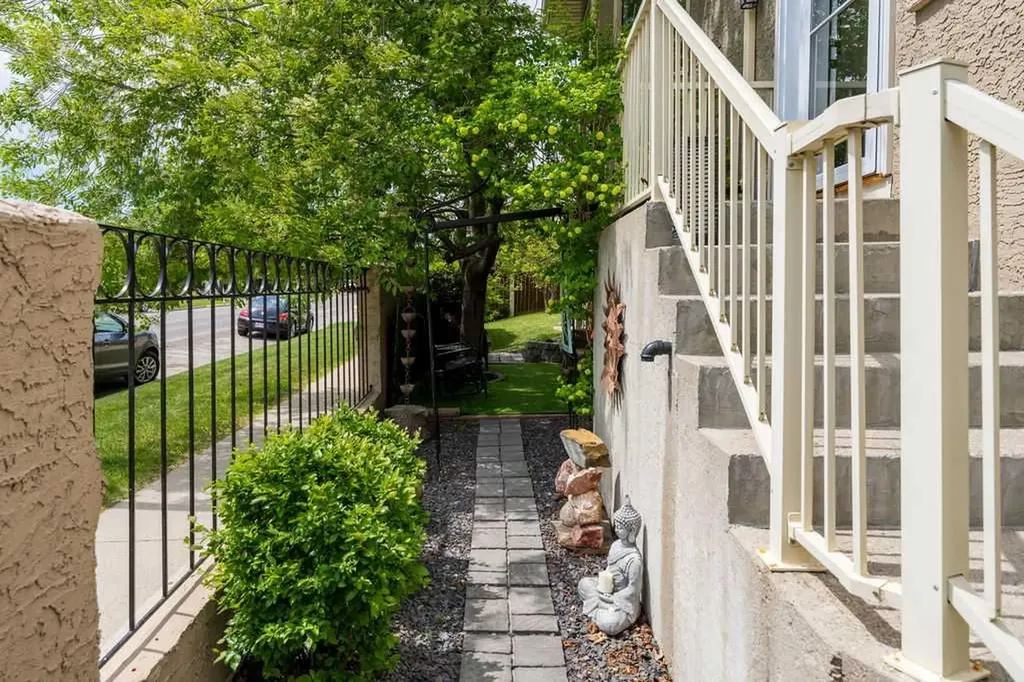 147 Silver Creek Mews NW Calgary AB T3B 5L2