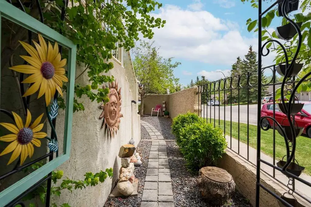 147 Silver Creek Mews NW Calgary AB T3B 5L2