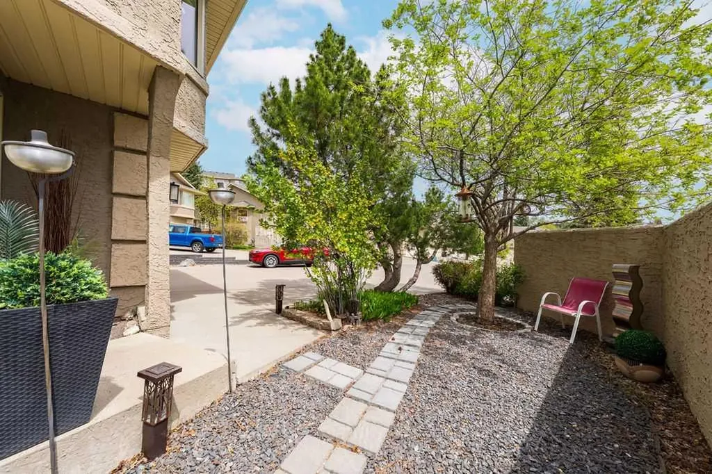 147 Silver Creek Mews NW Calgary AB T3B 5L2