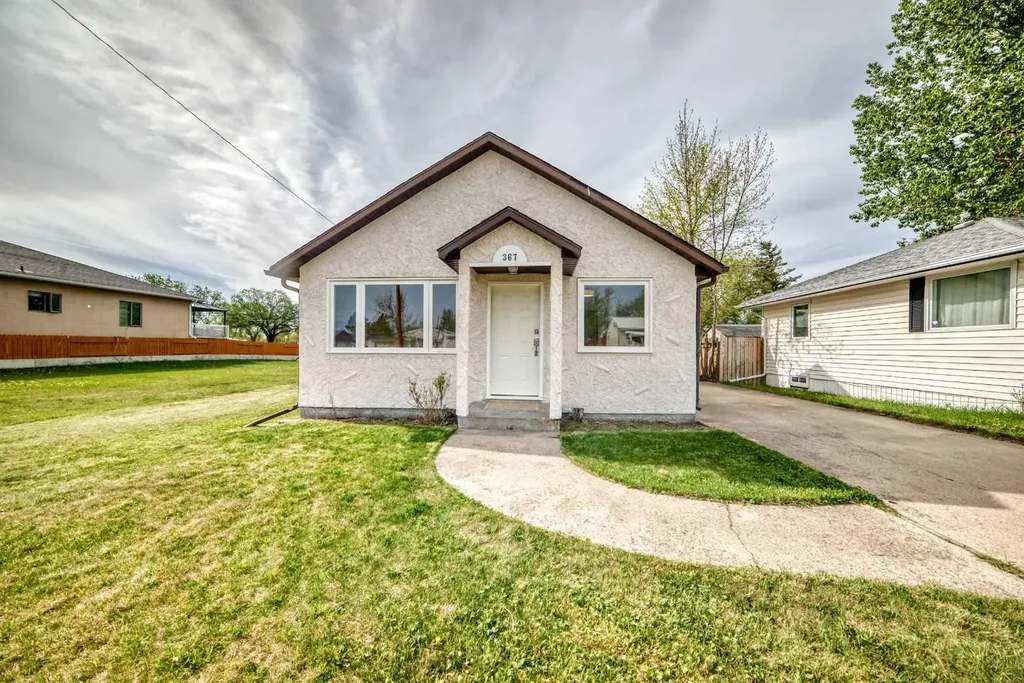 367 47 Avenue W Claresholm AB T0L 0T0