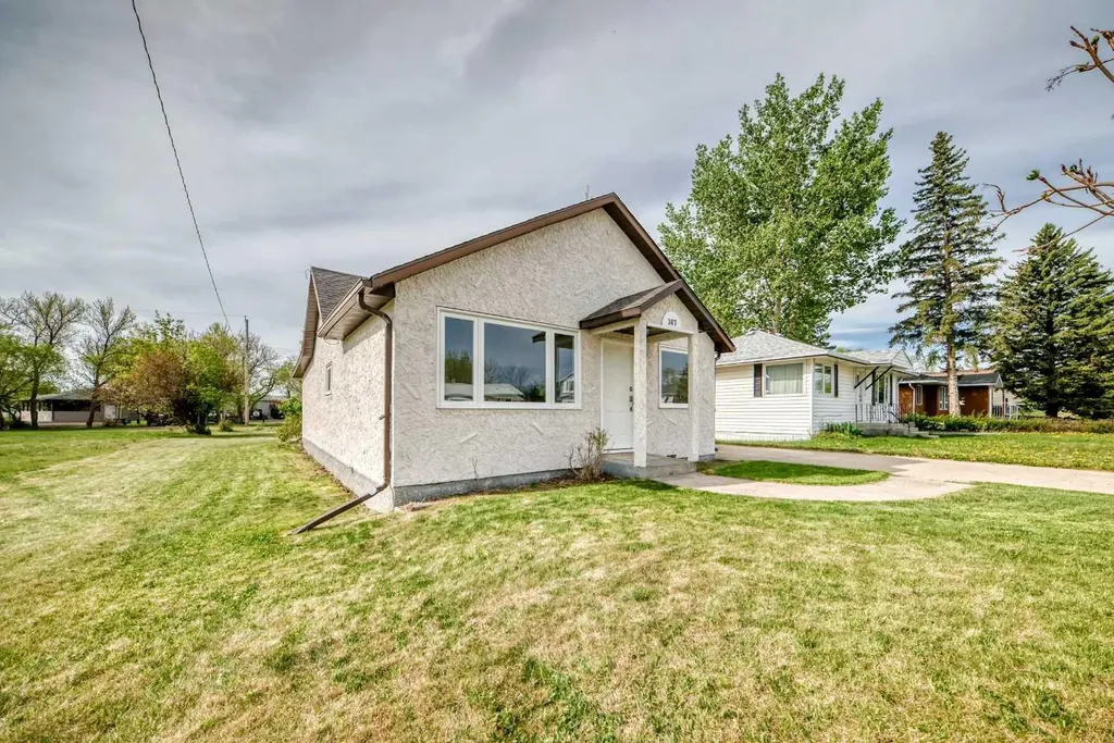 367 47 Avenue W Claresholm AB T0L 0T0