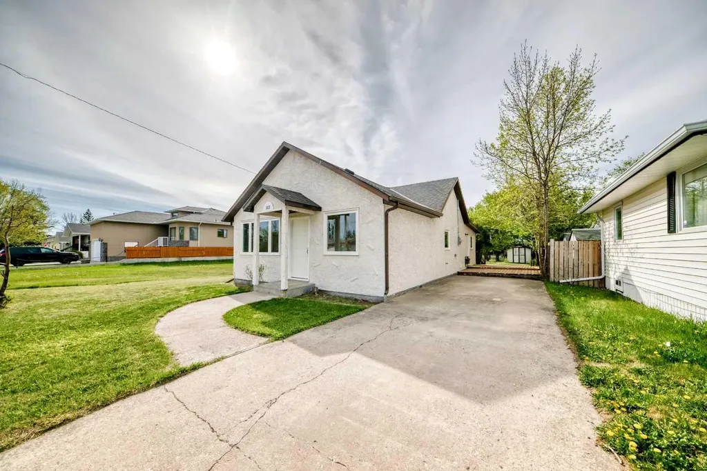 367 47 Avenue W Claresholm AB T0L 0T0