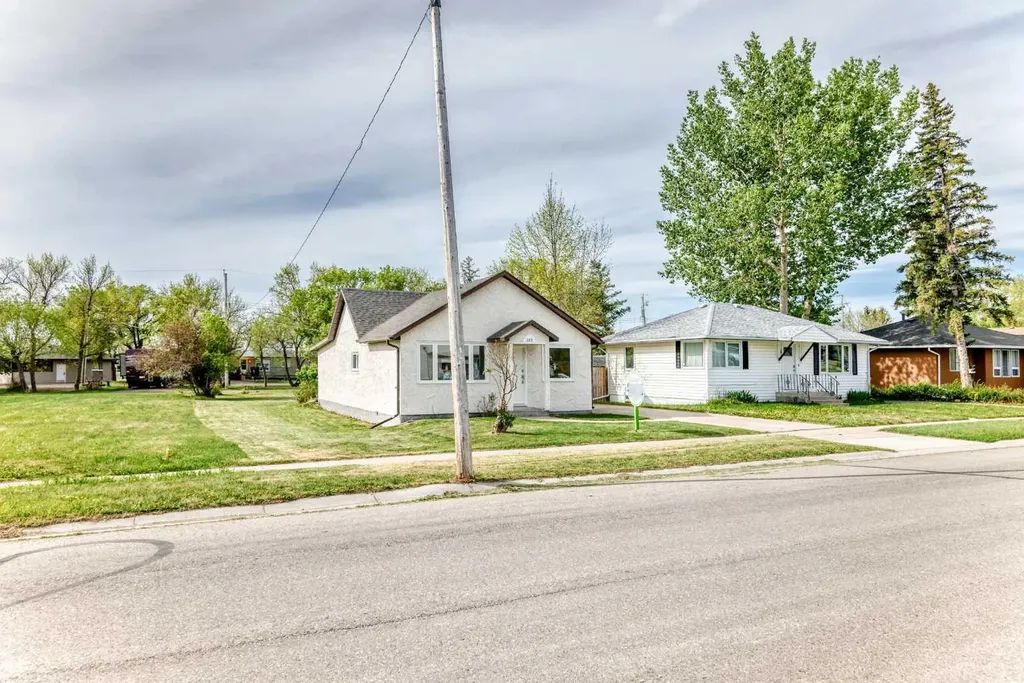 367 47 Avenue W Claresholm AB T0L 0T0