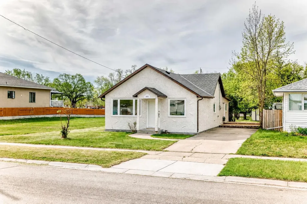 367 47 Avenue W Claresholm AB T0L 0T0