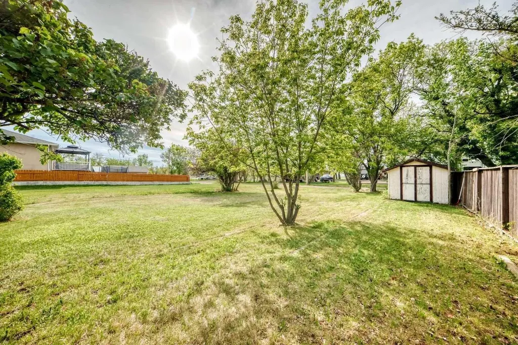 367 47 Avenue W Claresholm AB T0L 0T0