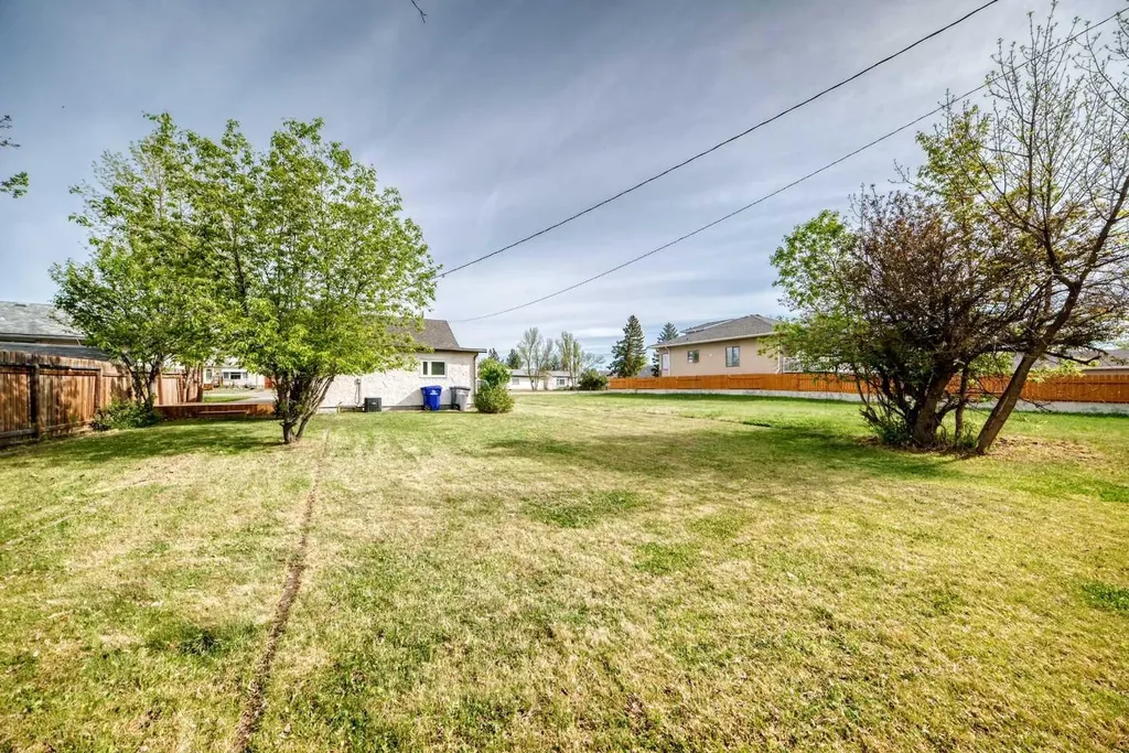 367 47 Avenue W Claresholm AB T0L 0T0