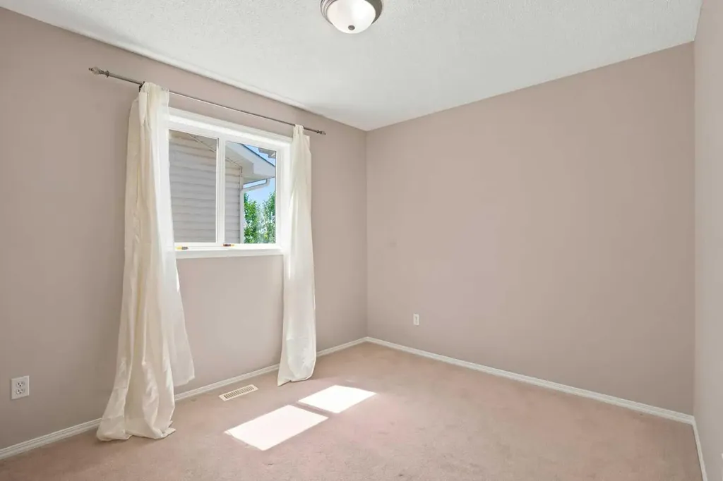 88 Rockyledge Crescent NW Calgary AB T3G 5M9