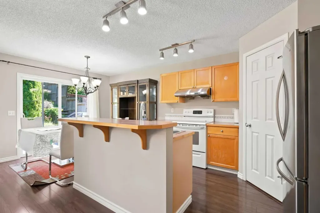 88 Rockyledge Crescent NW Calgary AB T3G 5M9