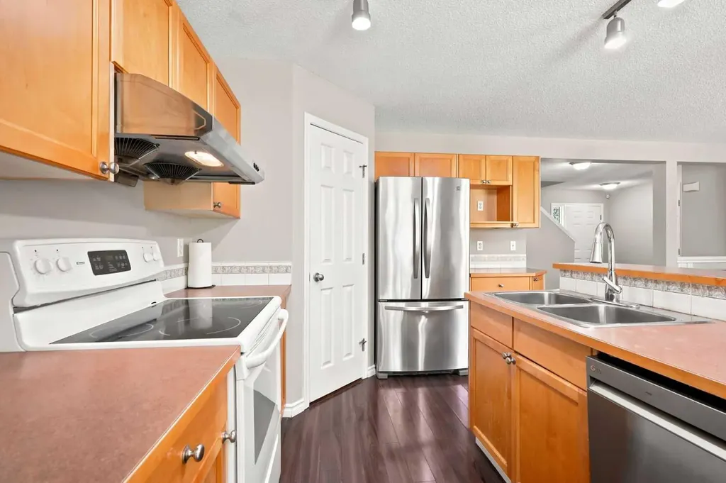 88 Rockyledge Crescent NW Calgary AB T3G 5M9