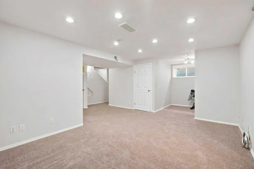 88 Rockyledge Crescent NW Calgary AB T3G 5M9