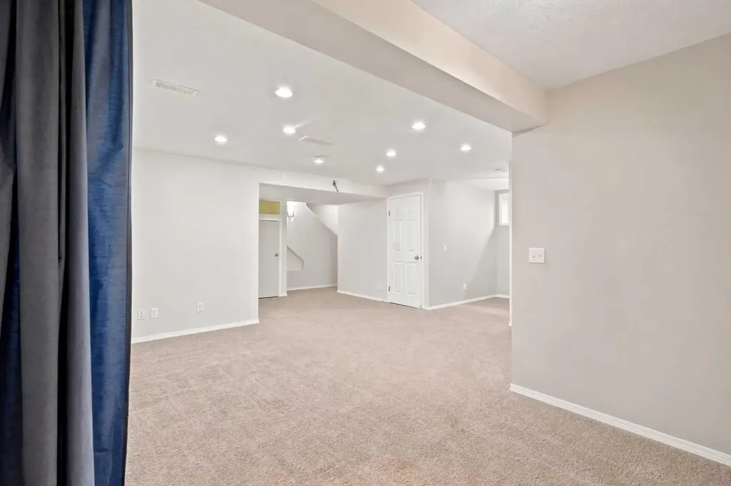 88 Rockyledge Crescent NW Calgary AB T3G 5M9