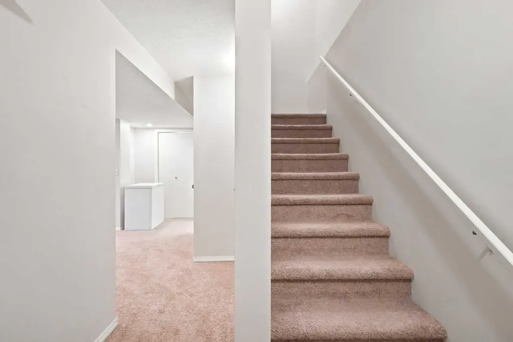 88 Rockyledge Crescent NW Calgary AB T3G 5M9