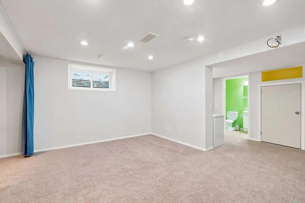 88 Rockyledge Crescent NW Calgary AB T3G 5M9