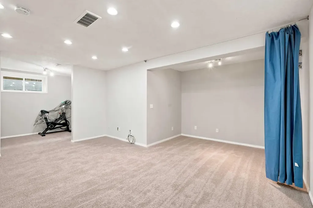 88 Rockyledge Crescent NW Calgary AB T3G 5M9