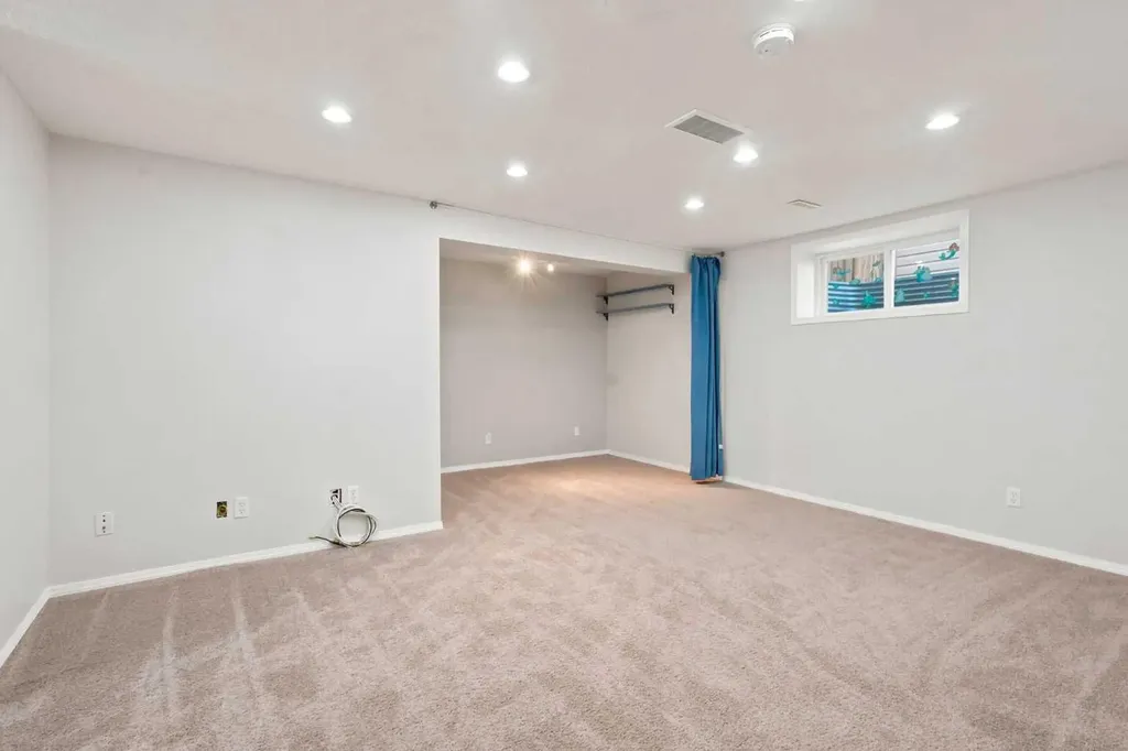 88 Rockyledge Crescent NW Calgary AB T3G 5M9