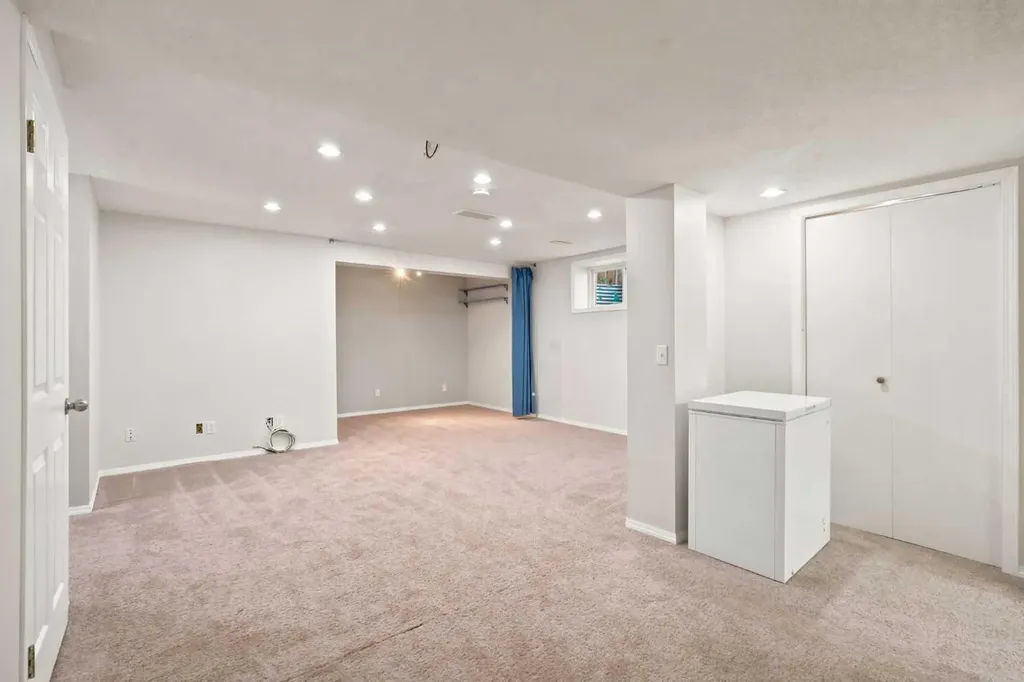 88 Rockyledge Crescent NW Calgary AB T3G 5M9