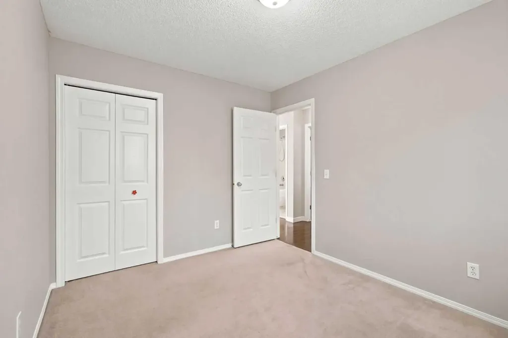 88 Rockyledge Crescent NW Calgary AB T3G 5M9