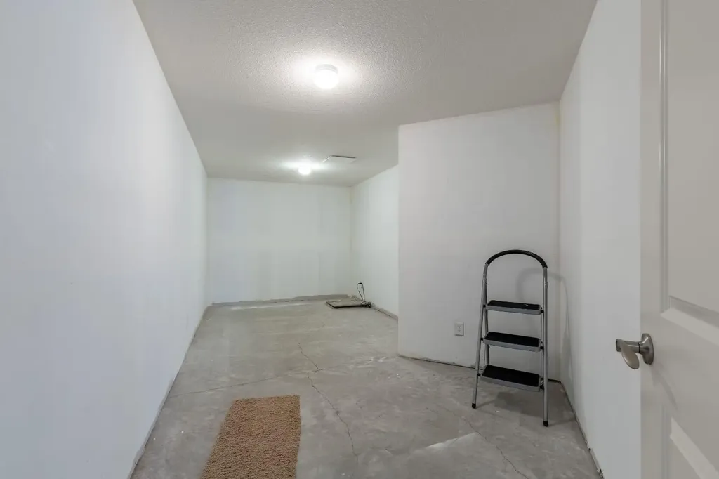 525 Edinburgh Road W Lethbridge AB T1J 5A8