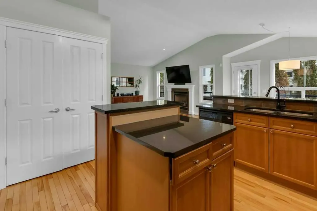 36 Rockyspring Rise NW Calgary AB T3G 5Z9