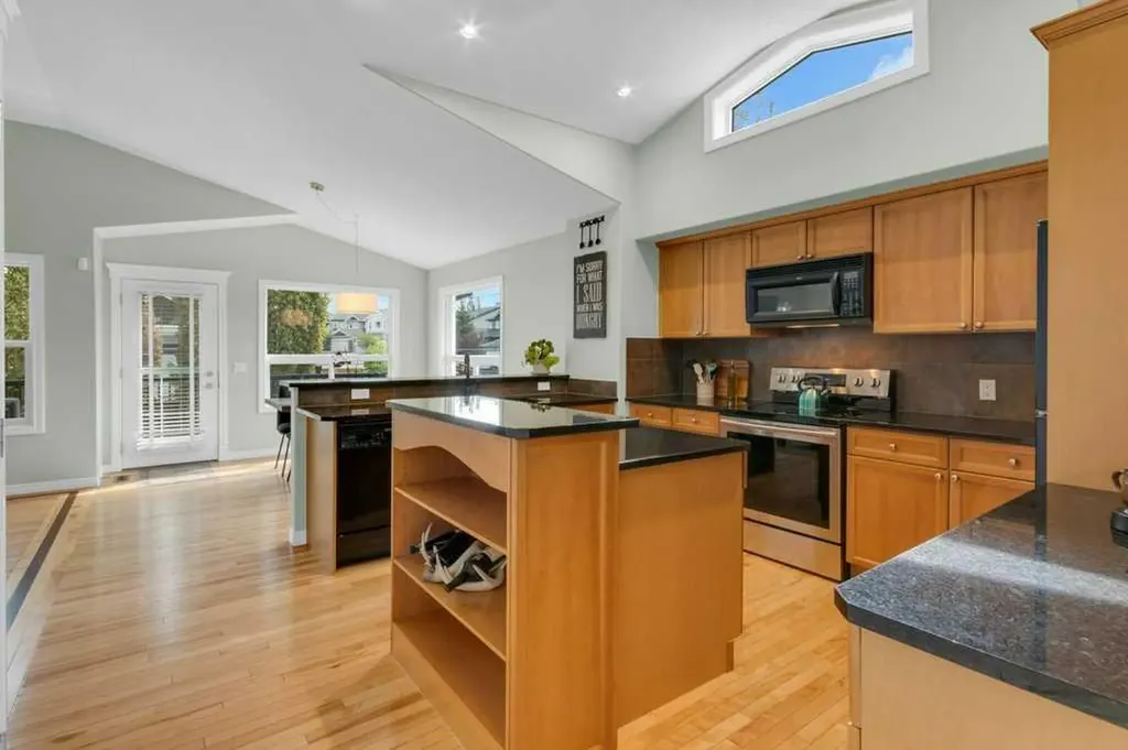 36 Rockyspring Rise NW Calgary AB T3G 5Z9