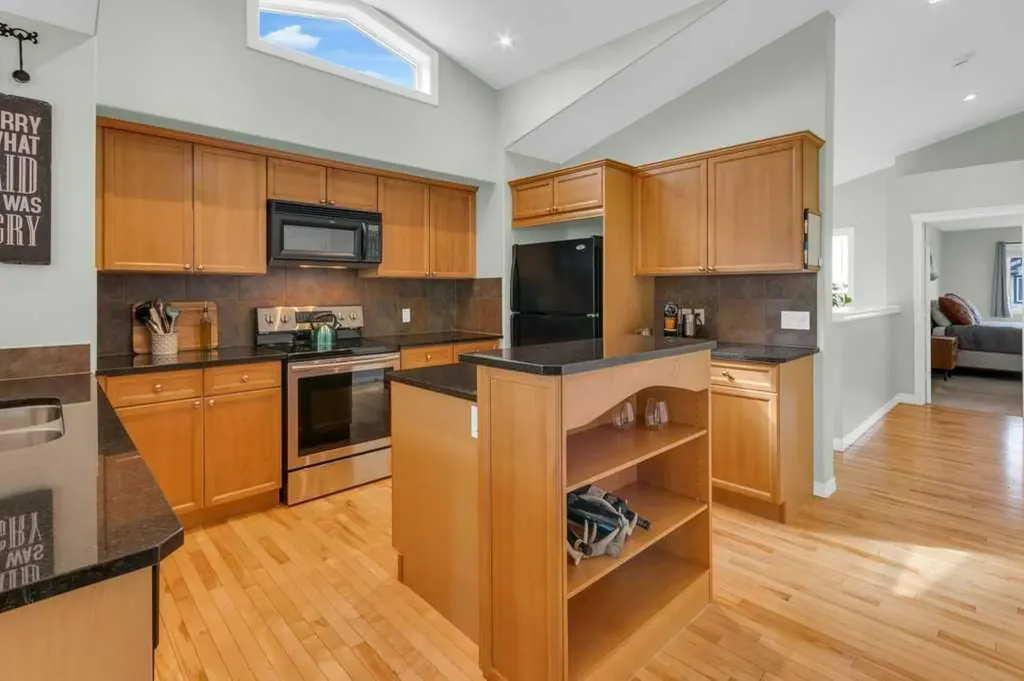 36 Rockyspring Rise NW Calgary AB T3G 5Z9