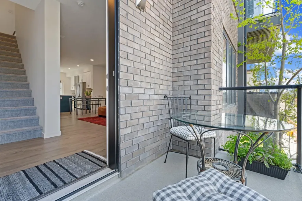 408 Greenbriar Common NW Calgary AB T3B 6J3