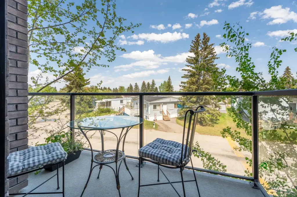 408 Greenbriar Common NW Calgary AB T3B 6J3