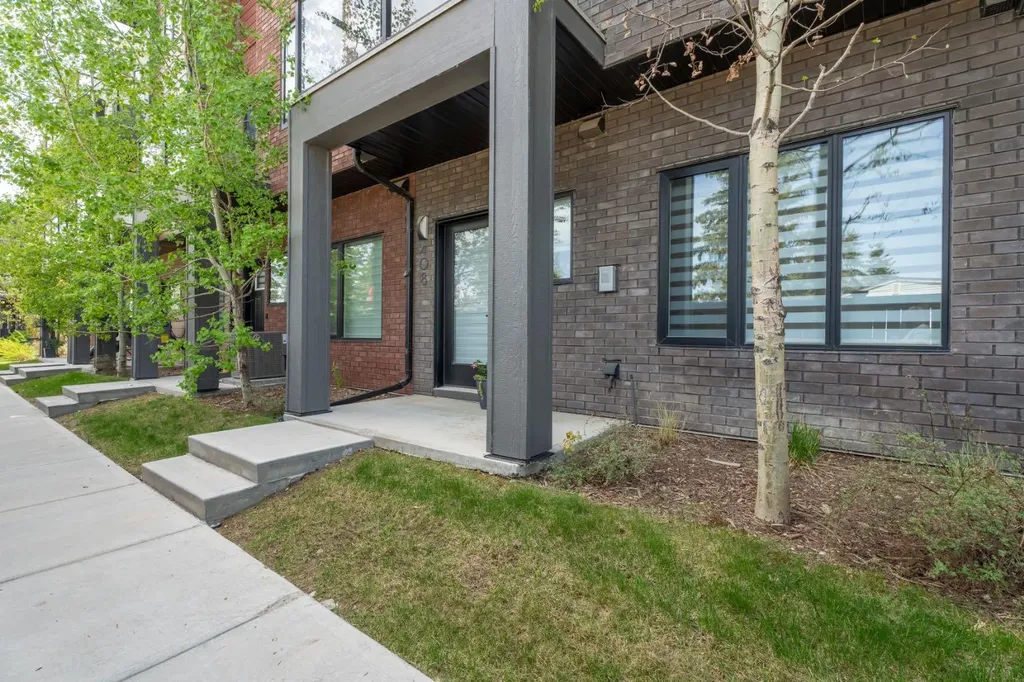 408 Greenbriar Common NW Calgary AB T3B 6J3