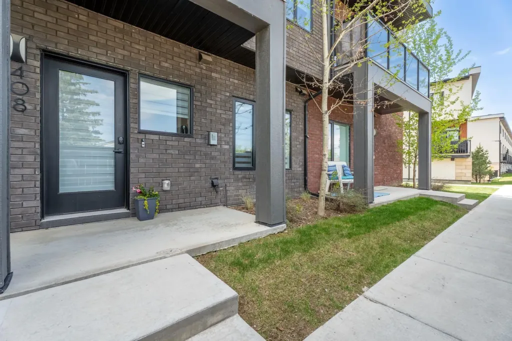 408 Greenbriar Common NW Calgary AB T3B 6J3