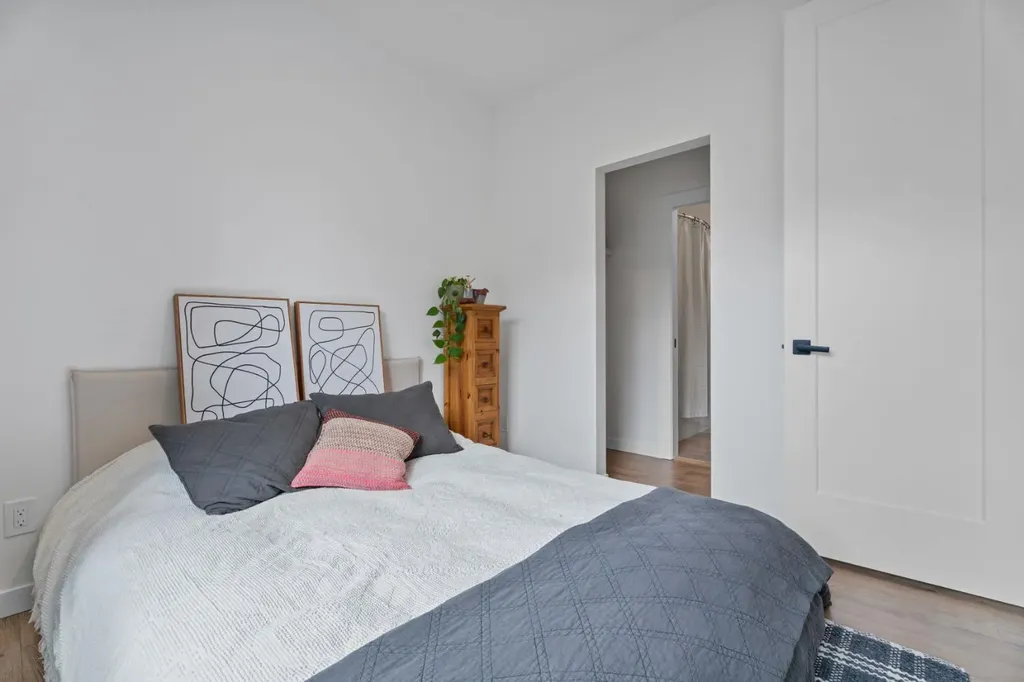 408 Greenbriar Common NW Calgary AB T3B 6J3