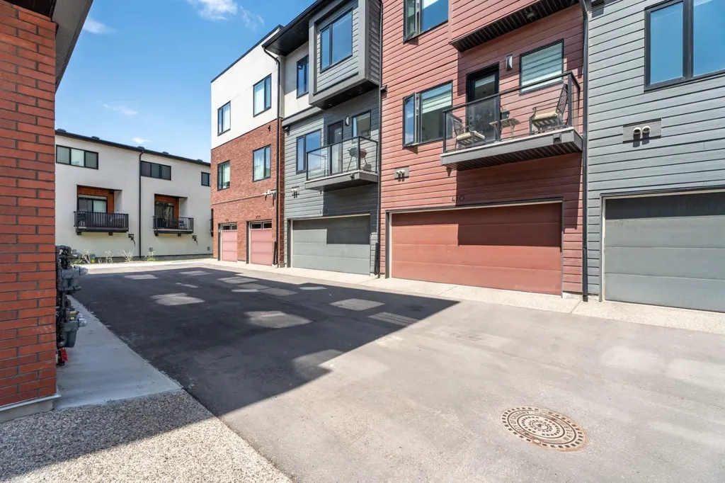 408 Greenbriar Common NW Calgary AB T3B 6J3