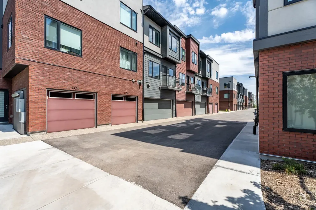 408 Greenbriar Common NW Calgary AB T3B 6J3