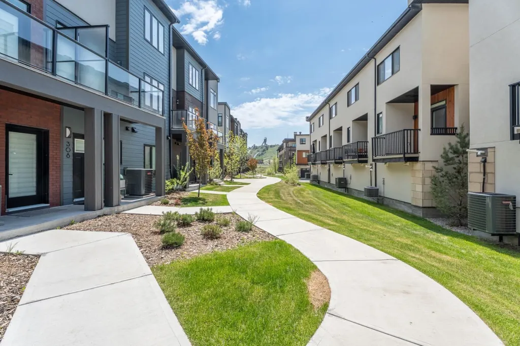 408 Greenbriar Common NW Calgary AB T3B 6J3