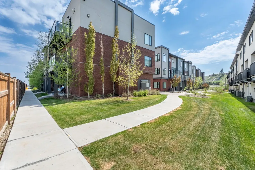 408 Greenbriar Common NW Calgary AB T3B 6J3