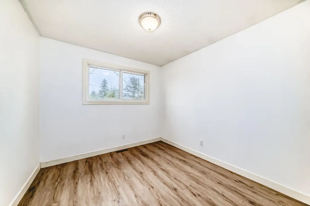 544 Penworth Way SE Calgary AB T2A4G3